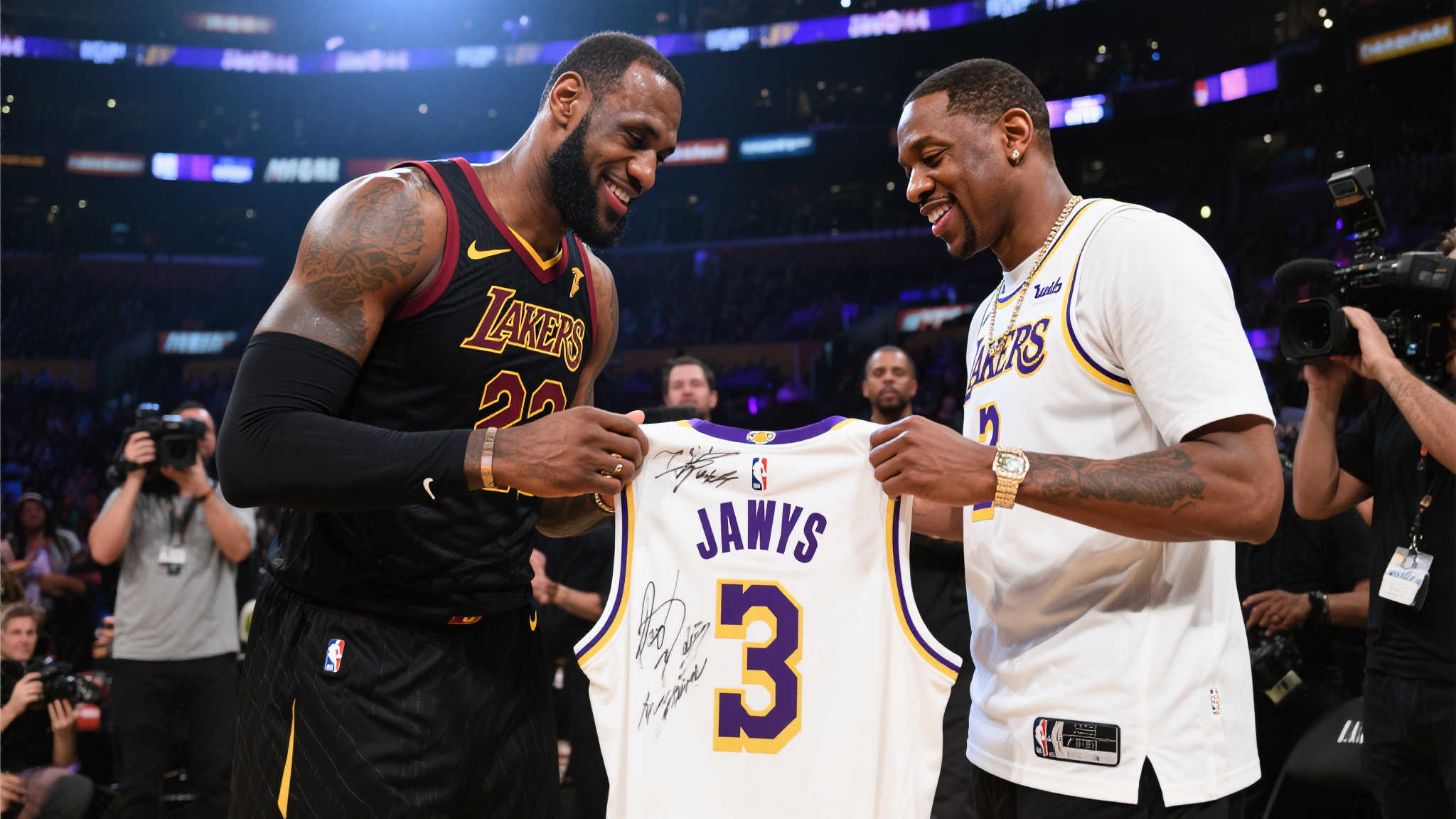 詹姆斯与Jay-Z活动现场互赠签名球衣，展现跨界友谊